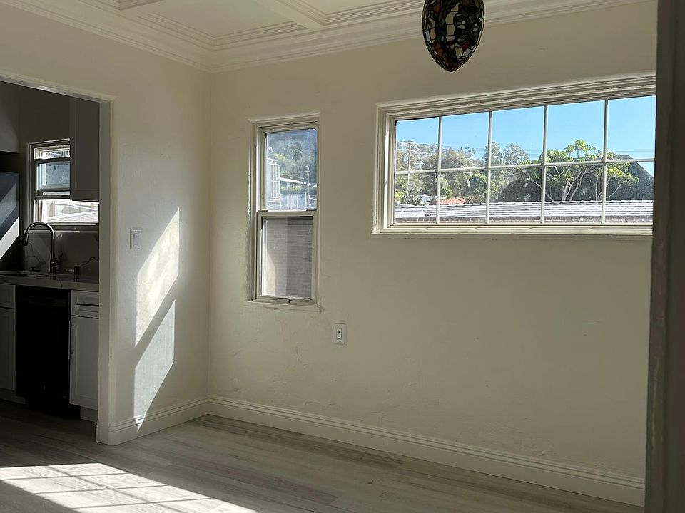 Dining room with tray ceiling