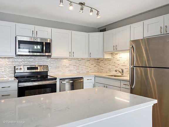 5th image of 3930 N Pine Grove Ave APT 1605