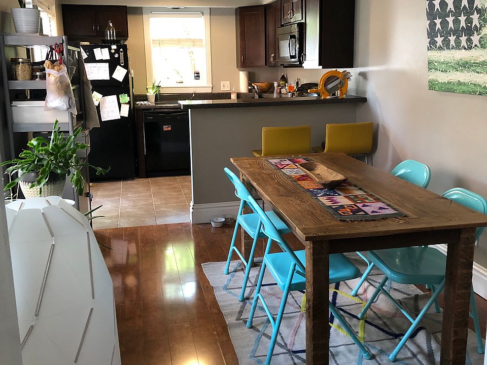 Dining area & breakfast bar