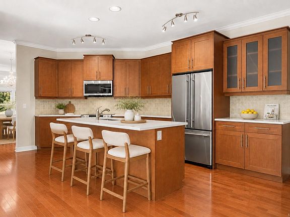 3rd image of 553 Heatherdale Ln