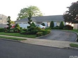 23 Shore Dr W, Copiague, NY 11726