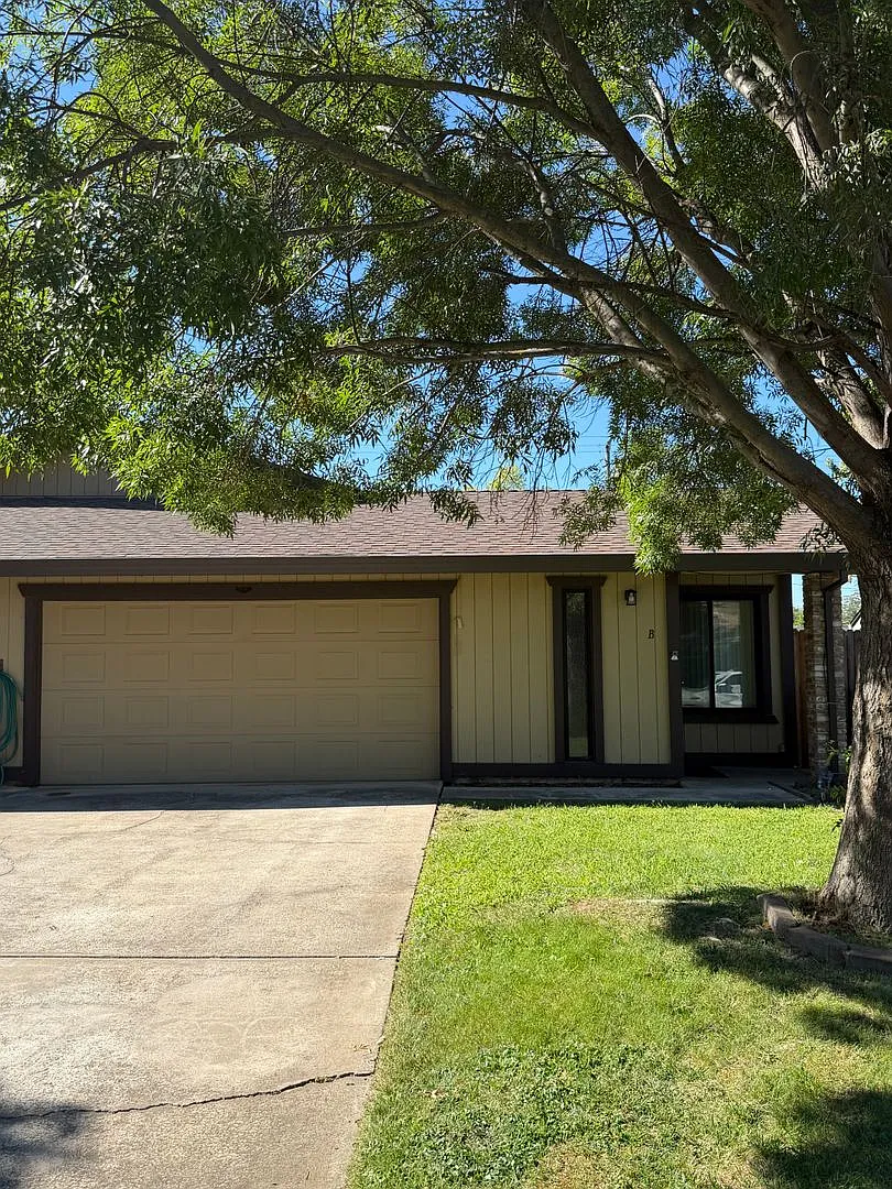 Cute 2 Bedroom Duplex In East Roseville!! — Photo 1