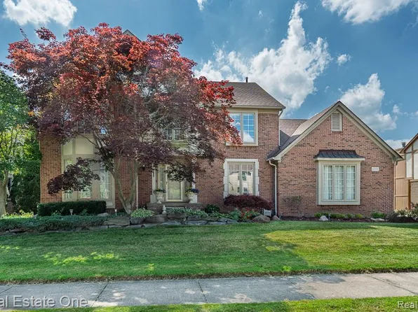 6489 Shoreline Dr, Troy, MI 48085