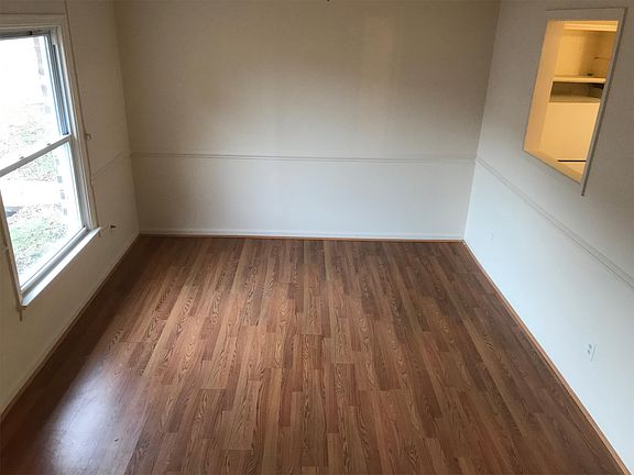 4th image of 718 Denton Cir