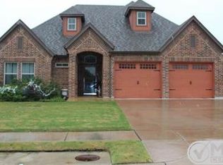 549 Sterling Dr, Benbrook, TX 76126