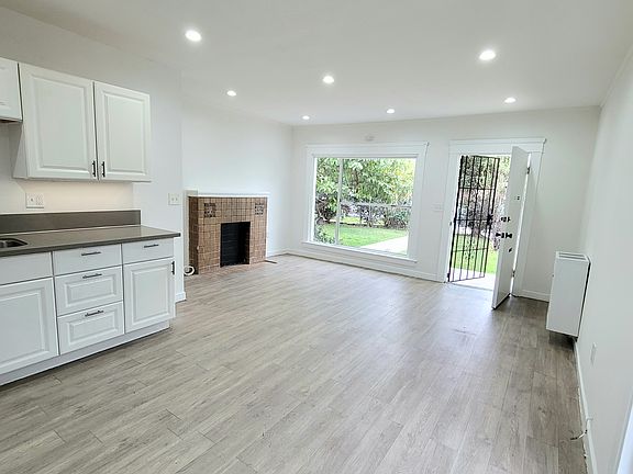 4th image of 135 E Buckthorn St #135A