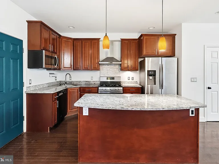 2302 Mount Royal Ter — Photo 8