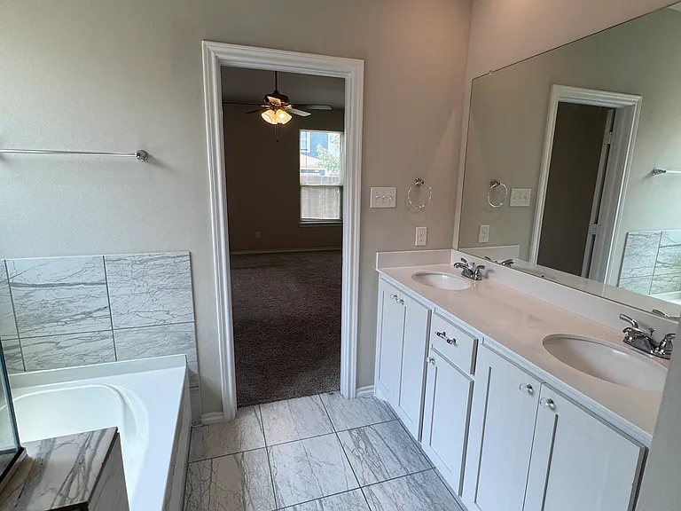 Double vanity in main ensuite bathroom