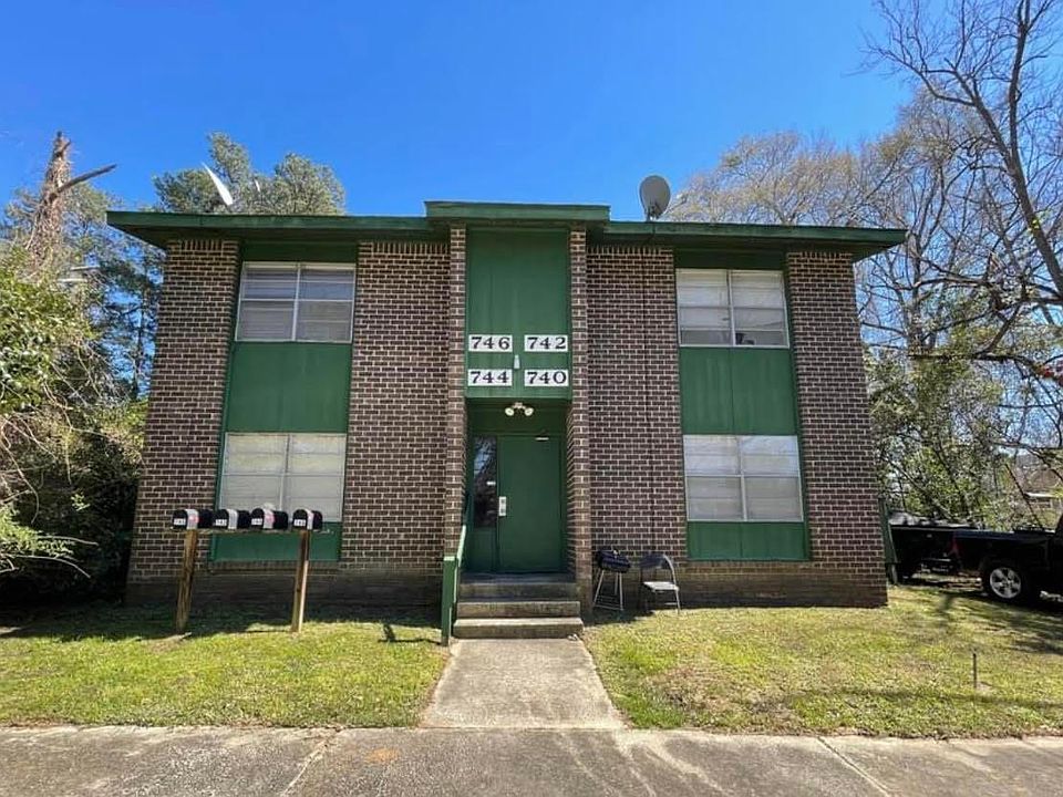 1st image of 746 Stanley St NE #746