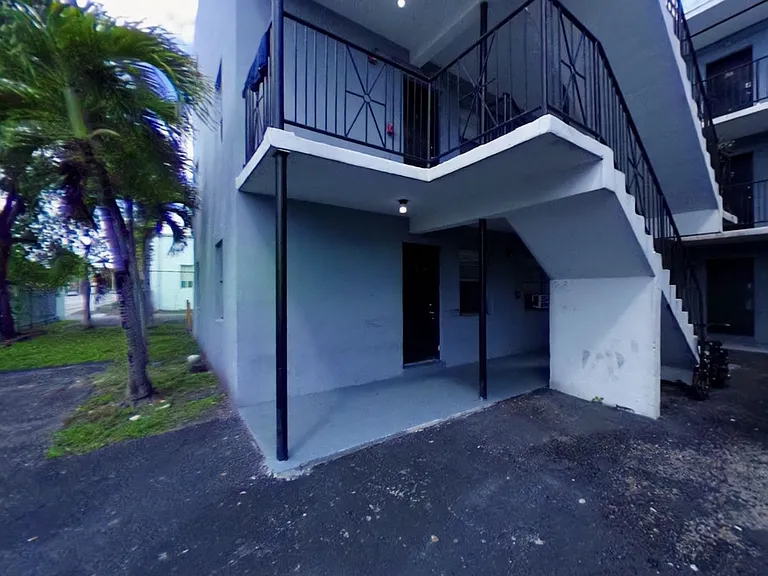 Centrally Located Gated Property Just Outside of Downtown Miami — Photo 36