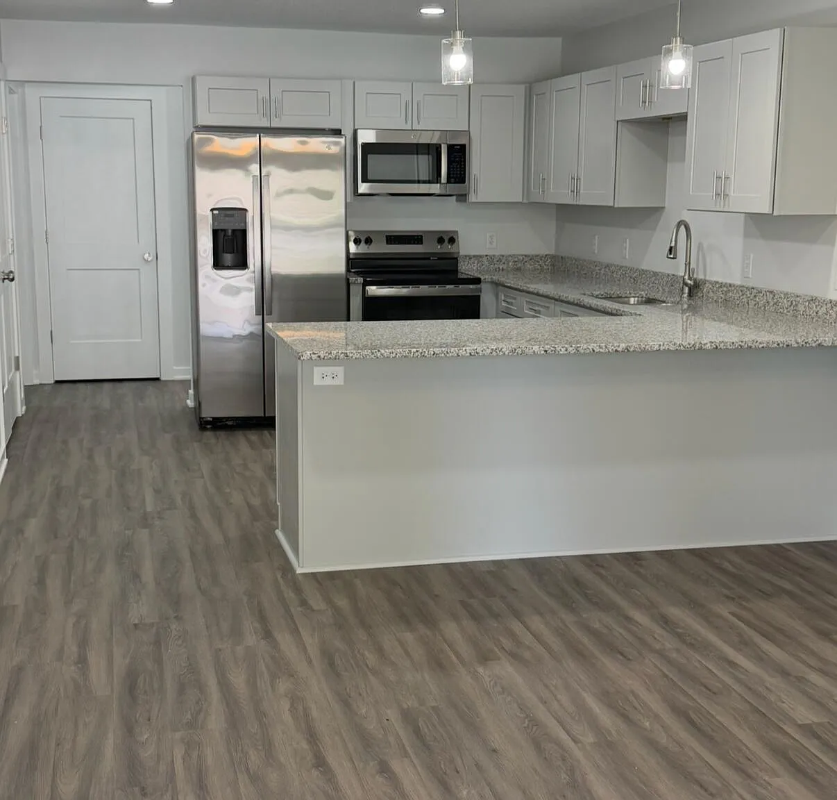3 bed, 2.0 bath, 1043 sqft, $1,600 — Photo 3