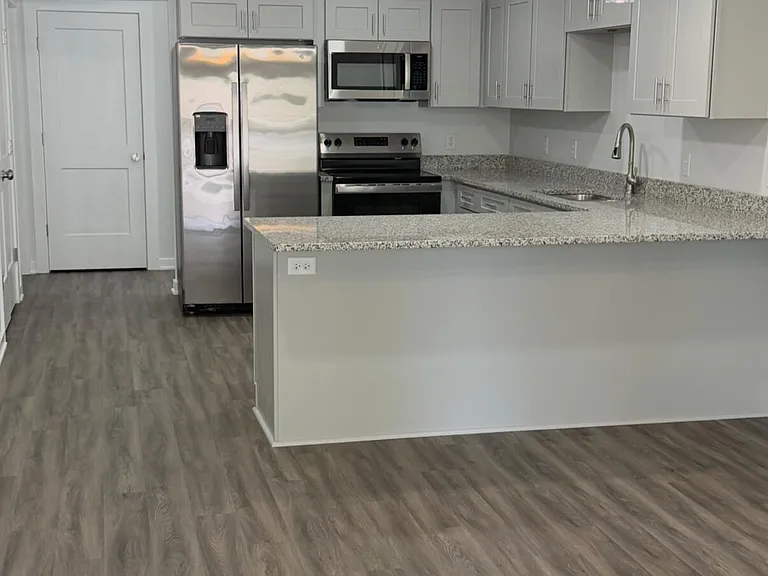 201 Bradford Dr — Photo 3