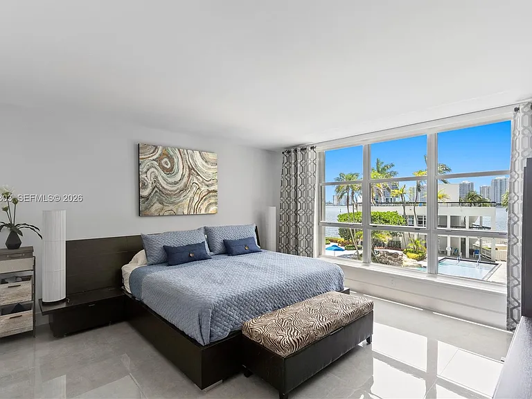 3600 Mystic Pointe Dr #306 — Photo 2
