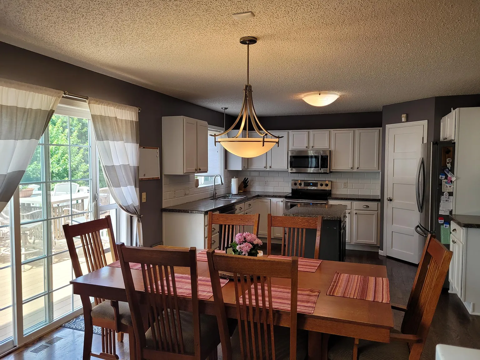 4 bed, 3.5 bath, 2700 sqft, $3,175 — Photo 2