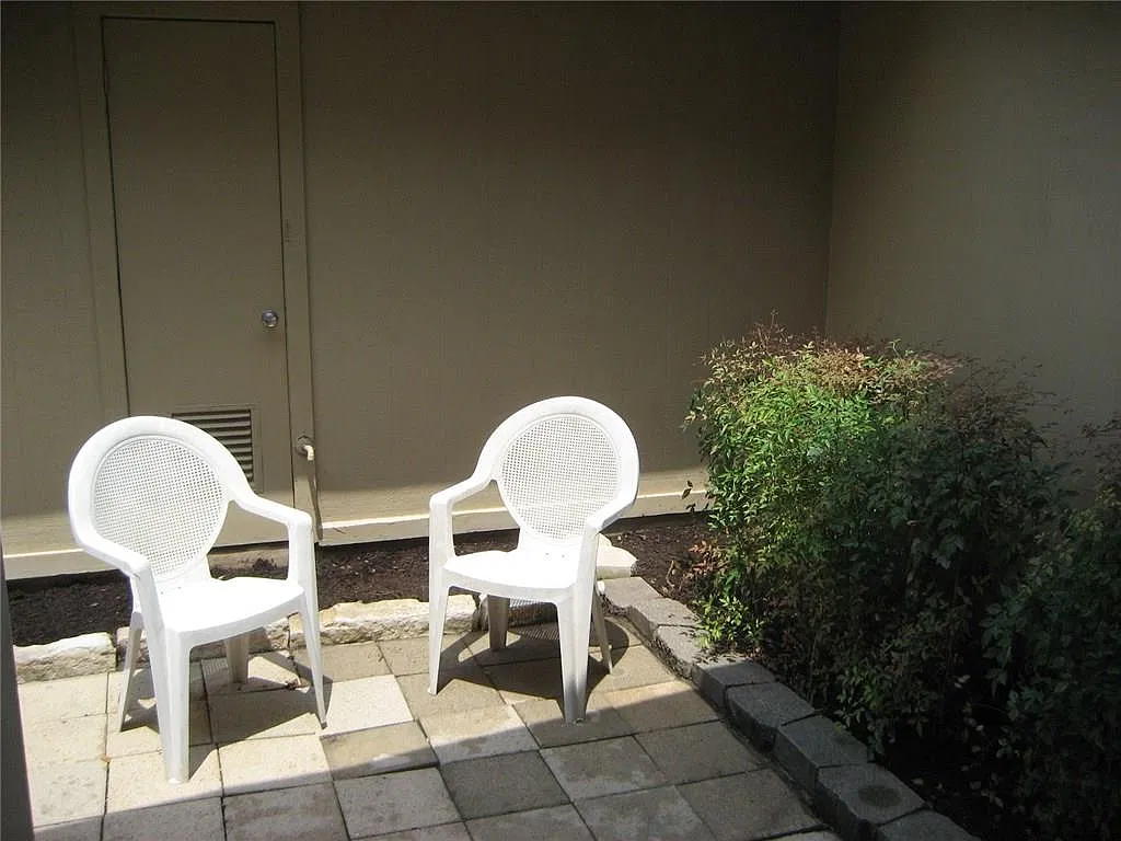 2 bed, 1.0 bath, 1661 sqft, $1,575 — Photo 3