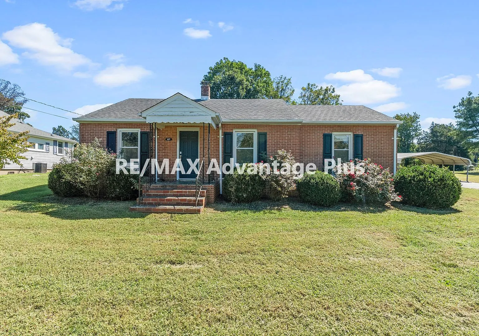 Charming brick home in Town of Dillwyn — Photo 1