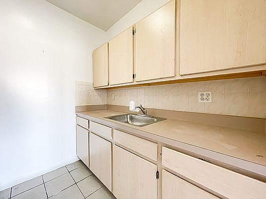 5th image of 94 Sumpter St #2