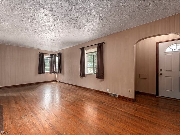 3rd image of 1398 East Ave