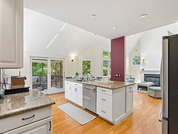 3rd image of 136 Davis Rd
