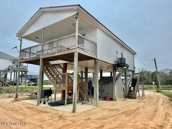 218 Skyline Dr, Bay Saint Louis, MS 39520
