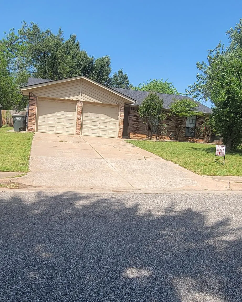 707 Hawthorne Ln — Photo 1