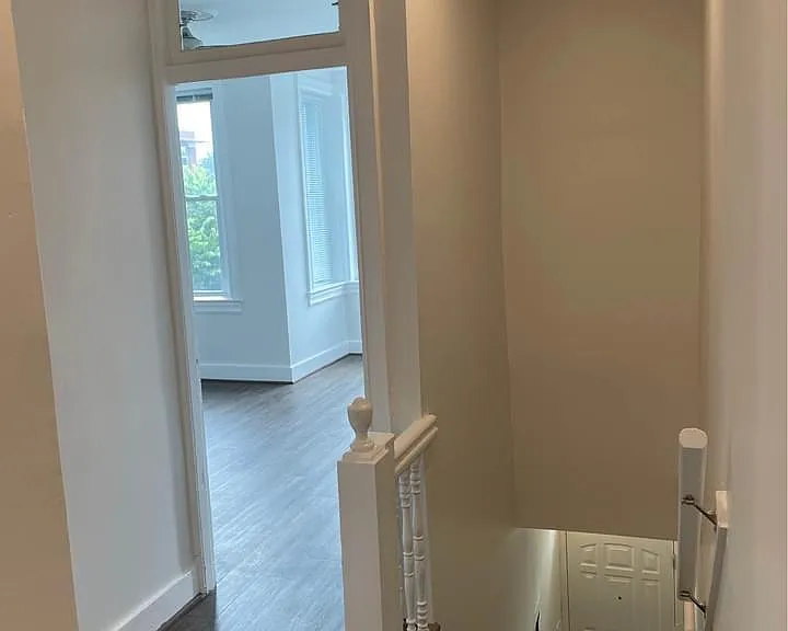 1332 E St NE — Photo 2