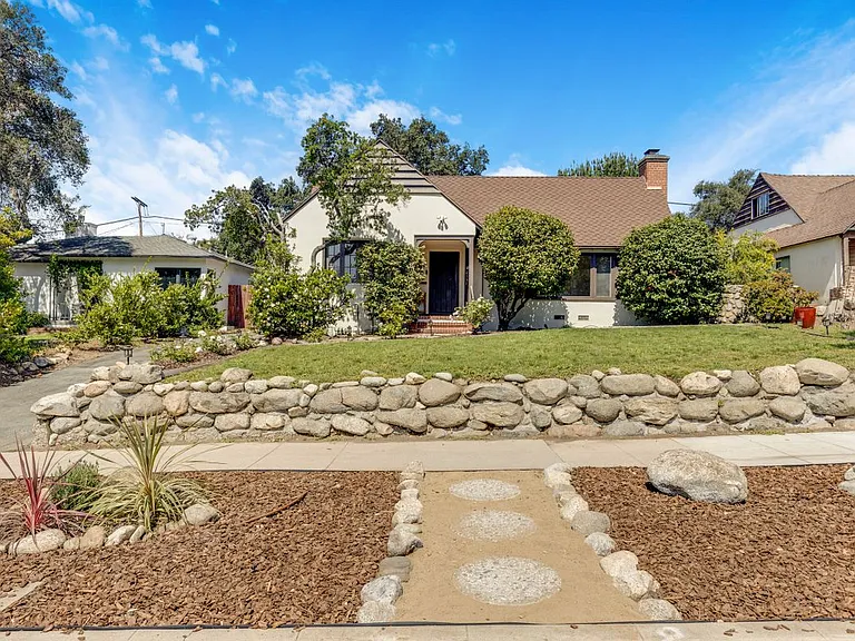2151 N Altadena Dr — Photo 24