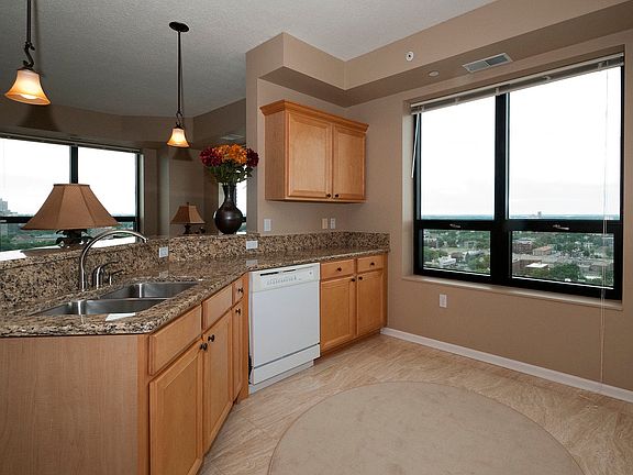 4th image of 500 Grant St E #2011