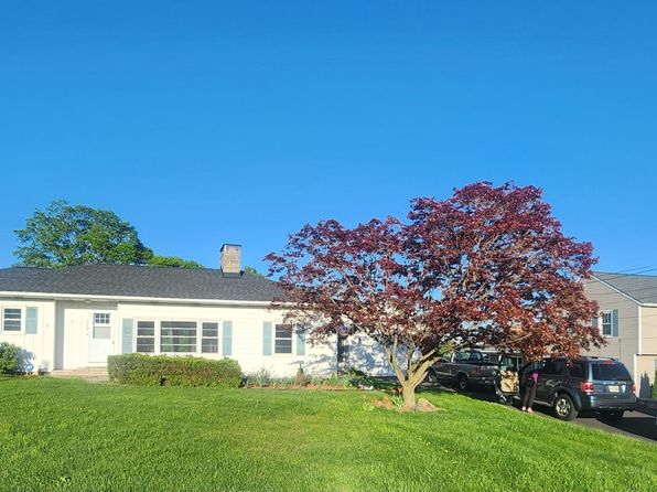 1307 Summit St, Hampstead, MD 21074
