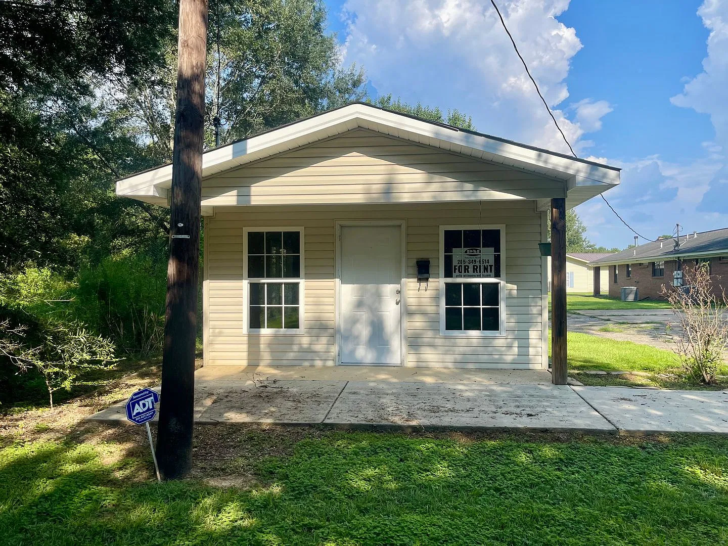 Cute 1 Bed 1 Bath Home Available! Call to Schedule a Tour Today! — Photo 1