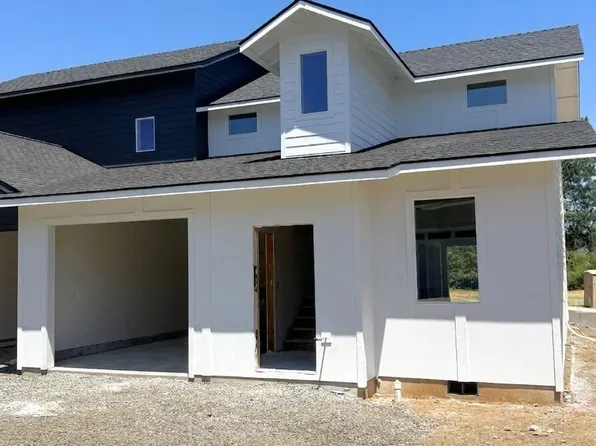 201 Bogey Ln, Eagle Point, OR 97524