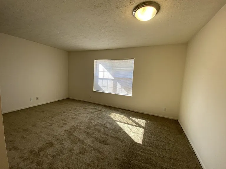 Vantage Pointe Apartments — Photo 11