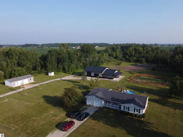 4041 W Berry Rd, Sterling, MI 48659