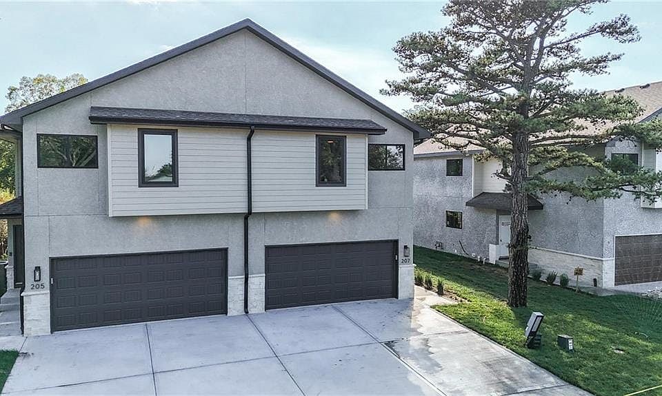 1st image of 217-219 NW Orchard Ct