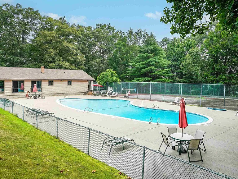19 Country Club Dr — Photo 12
