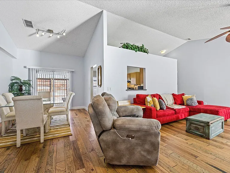 1073 Stocks St — Photo 7