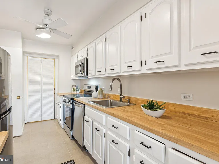 1001 26th St NW #706 — Photo 9