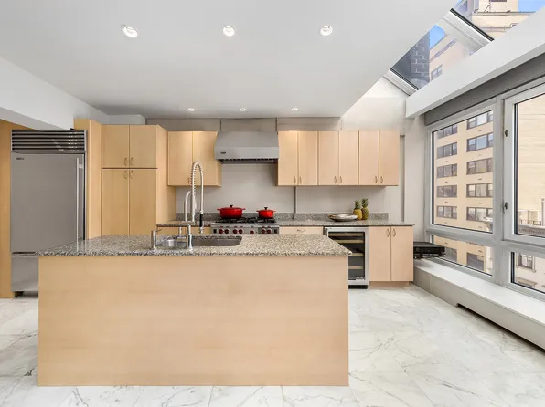 301 East 52nd Street image 6 of 16