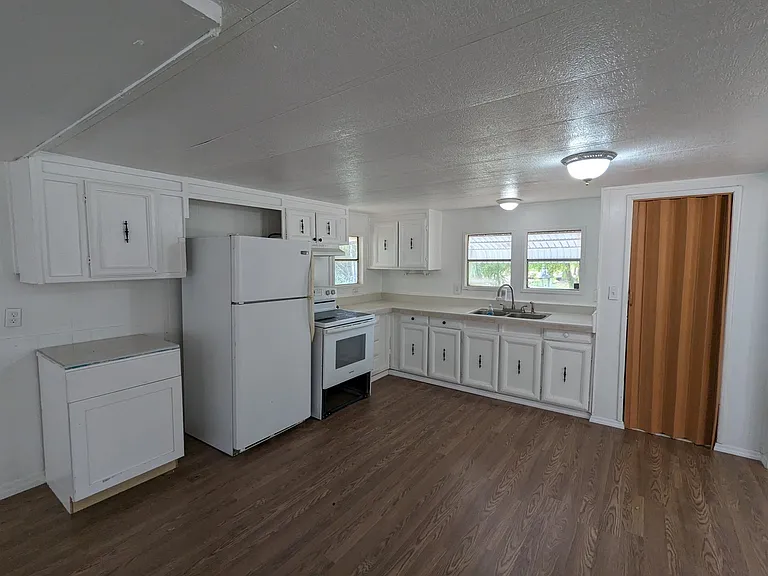224 Pinehill Ln — Photo 7