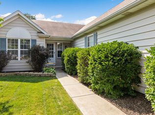 77 Blackberry Trl, Aurora, IL 60506