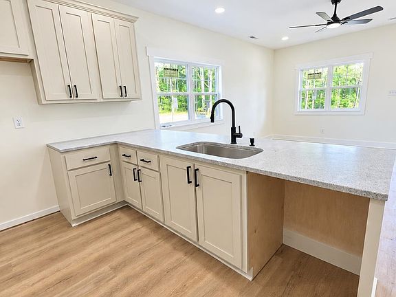 4th image of 76 Blake Dr