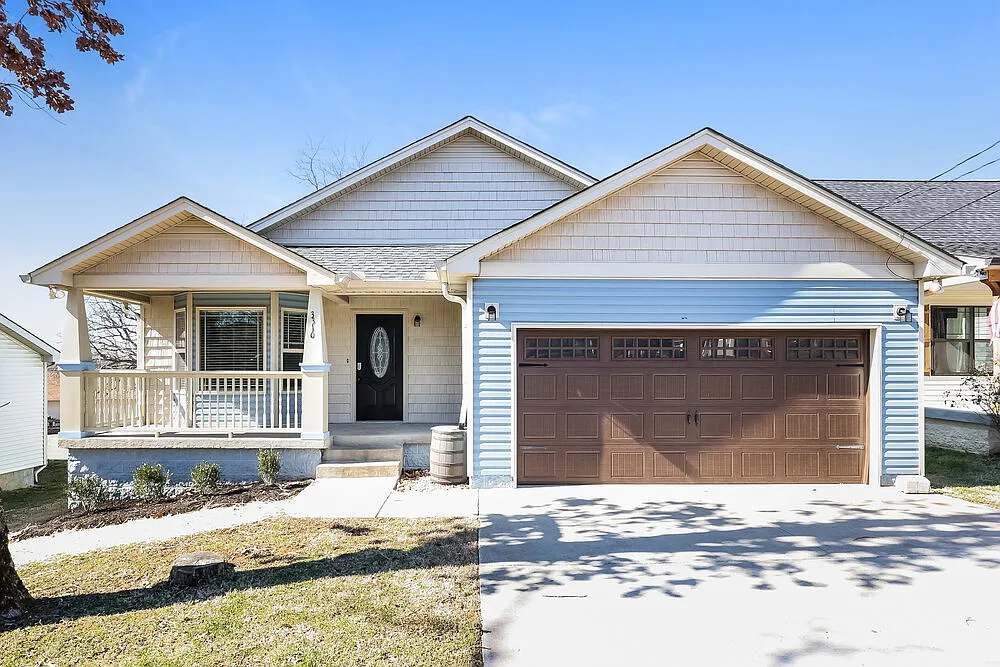 3 bed, 2.0 bath, 1348 sqft, $2,050 — Photo 1