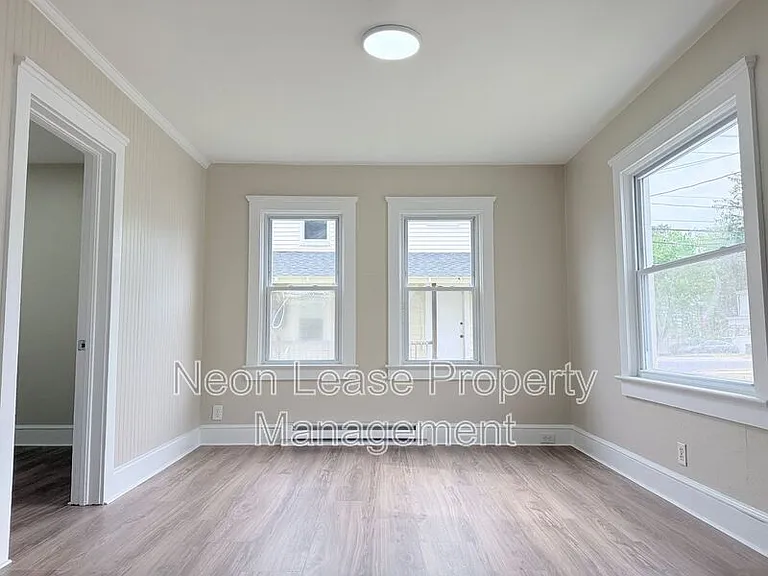 102 Montgomery St — Photo 2