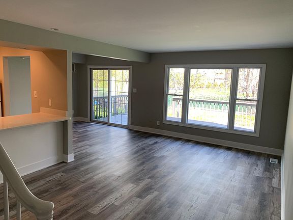 3rd image of 521 Wellington Dr