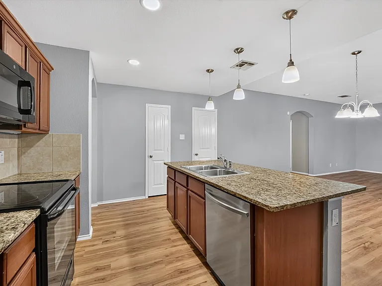 1304 Pampa Grass Dr — Photo 4