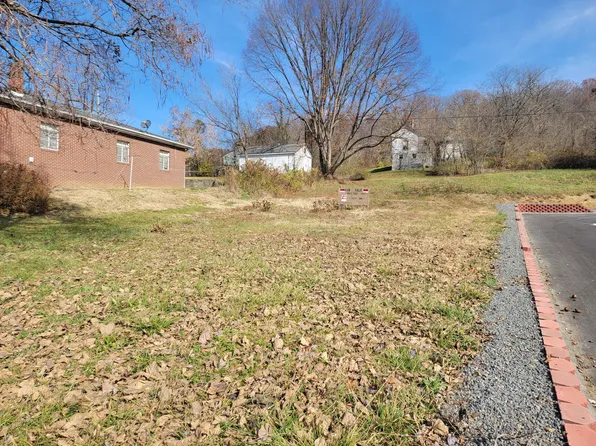 305 Giles Ave, Rich Creek, VA 24147