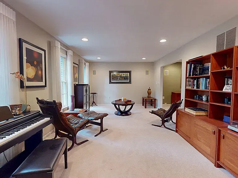 5803 Hall St — Photo 3