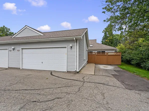 9487 Marina Dr, White Lake, MI 48386