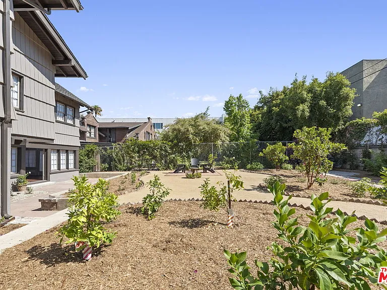 344 S Kingsley Dr — Photo 31