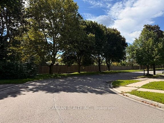 3rd image of 79 Graham Cres